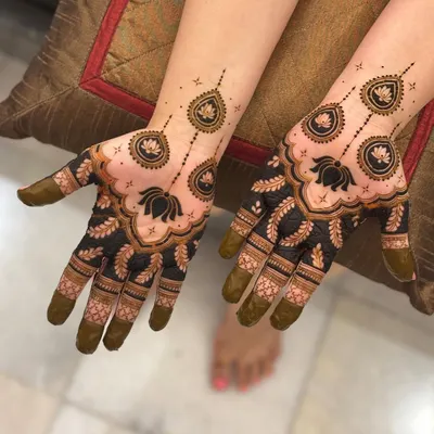 The lotus motif is always in style. This design features bold, beautiful lotuses connected in an elegant chain, perfect for a festive occasion.