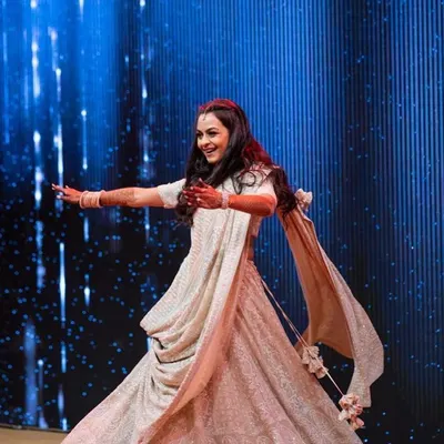 Because her eyes expressed what she felt. This bride's solo performance was a beautiful display of emotion and grace, where every movement told a story.