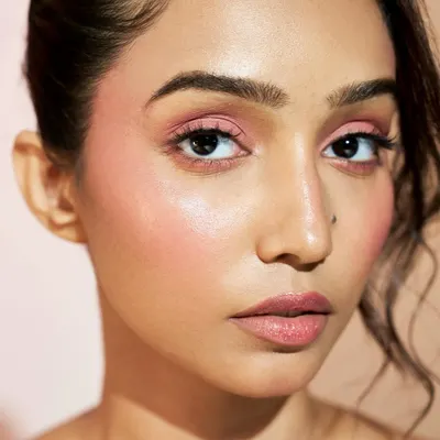 This is what I call perfect face draping. By using the same pink tones on the eyes, cheeks, and lips and blending them seamlessly, we create a harmonious and radiant look.