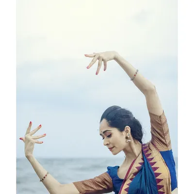 A moment of fluidity against the backdrop of the open sky and sea. Outdoor shoots allow for a beautiful interplay between the natural elements and the structured art form.