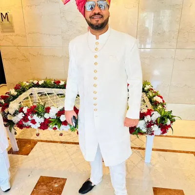 For a traditional wedding ceremony, I opted for a classic white sherwani and a vibrant safa. It's important for me to respect the occasion and blend in with the celebration's aesthetic.