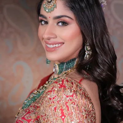 The beauty is in the details. A happy, radiant smile from a bride feeling her absolute best. This look features soft, blended eyeshadow and a natural lip tint to complement her magnificent jewellery.