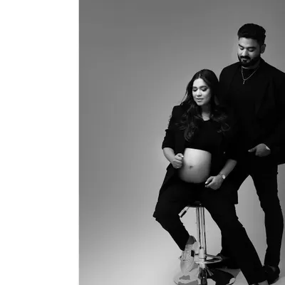 Redefining maternity photography with a high-fashion edge. This monochrome portrait of the couple has a cool, editorial vibe that is both modern and timeless.