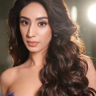 This minimal glam look is perfect for a cocktail night. I focused on creating flawless skin with a soft nude lip and defined eyes, paired with voluminous curls for an effortlessly chic vibe.