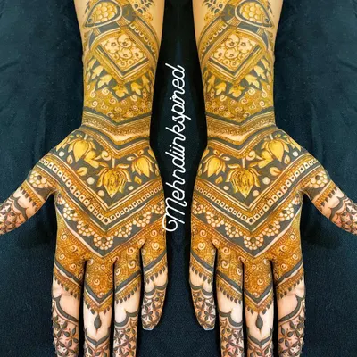 For the bride who loves modern elegance, we created this stylish V-shaped design. It combines traditional lotus motifs with contemporary patterns and clean lines for a chic and minimal bridal look.