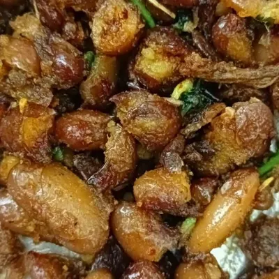 This is a simple yet flavorful side dish of fried beans. It's a common accompaniment to a main meal in Northeast cuisine.