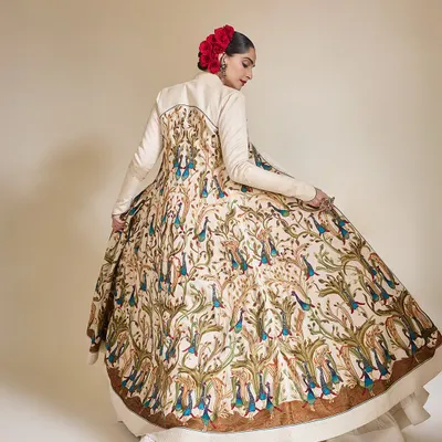 The full view of the 15-year-old Rohit Bal masterpiece on Sonam Kapoor, showing the incredible flare and detailed peacock embroidery of the signature Jama.