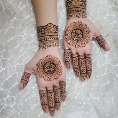A small and elegant set I did for a wedding guest. The design features a delicate floral mandala on the palm with simple, clean finger details.