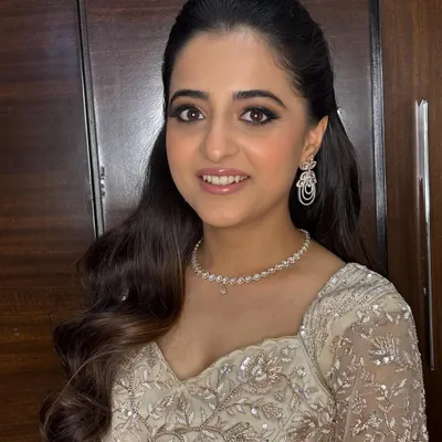 A polished and elegant look for a cocktail party. I focused on soft glam makeup with defined eyes and paired it with a voluminous half-up hairstyle to complement her embellished gown.