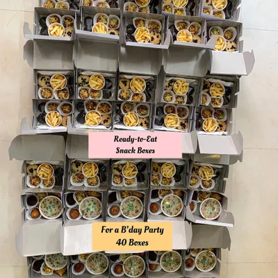 An order of 40 ready-to-eat snack boxes for a birthday party. I can manage large quantities while ensuring each box is packed perfectly.