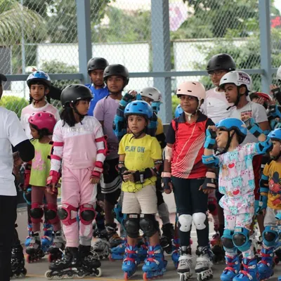 Here I am giving instructions to a group of eager learners before they start their practice. Clear communication and group drills are a key part of our beginner roller skating coaching.