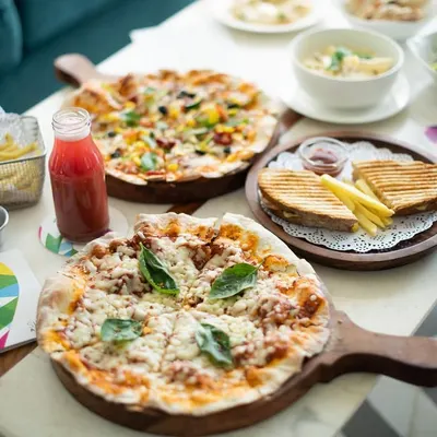 A perfect way to refuel after a round of golf. Our restaurant serves a delicious spread, including pizzas, sandwiches, and fresh juices, to satisfy your post-game hunger.