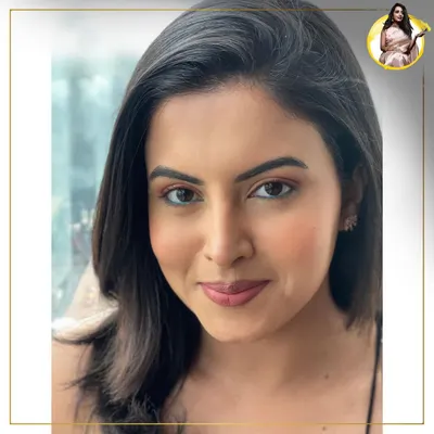 A perfect example of a clean, minimal makeup look for a professional headshot. The focus is on perfecting the skin and subtly defining the eyes and brows for a natural and polished result.