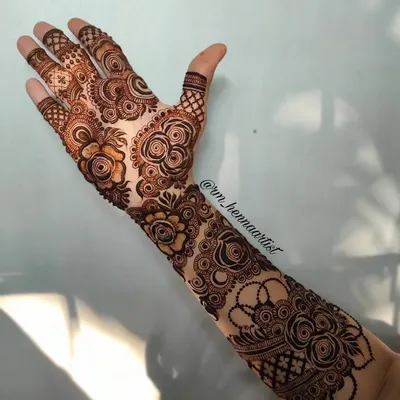 A full-coverage bridal design that extends beautifully up the arm. I love the mix of traditional motifs and delicate floral patterns in this piece.