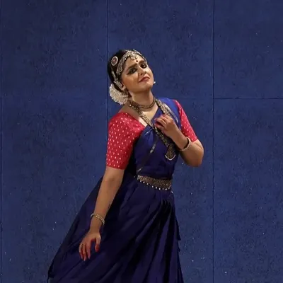 A capture from my performance at Natya Kalavardhini. I find that traditional compositions like the Varnam challenge you to embrace stillness and stability, allowing the story to unfold with grace and clarity for the audience.