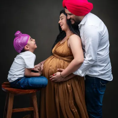 There is a special kind of joy in a family that is waiting to welcome a new life. In this studio maternity session, I focused on the natural interactions and laughter between the parents and their son. The warmth in their expressions tells a beautiful story of love and anticipation.