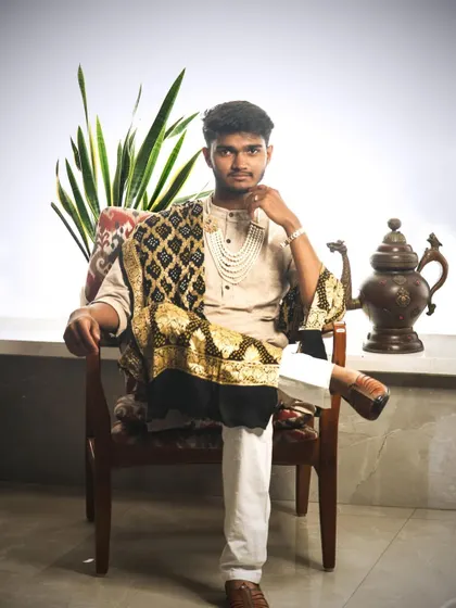 A full view of the 'Maharaja look'. The multi-strand pearl necklace sits perfectly, creating a sense of royalty and heritage that is both powerful and elegant.