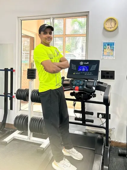 Another shot by the treadmill, ready for a cardio session.