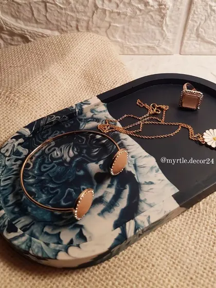We love how this XL trinket tray turned out. It's perfect as an accessory tray or even a large coaster for a pot or vase.