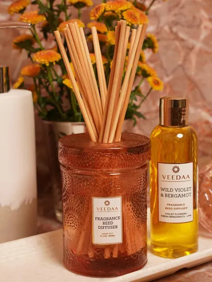 Dress your washroom with the irresistible fragrance of our Wild Violet & Bergamot reed diffuser. The beautiful pink glass and fresh floral scent will immerse your senses.