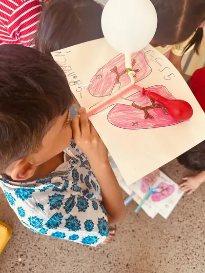 Learning about the human body became a hands-on experiment. After a Playmaker shared her experience with a lung infection, the children made their own "lungs" with balloons and straws to simulate breathing, turning a real-life event into a memorable science lesson.