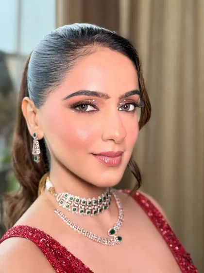 This is the ultimate cocktail glam. I created a dramatic smokey eye with a hint of sparkle under the eye, paired with a glossy nude lip and perfectly sculpted cheeks for a look that’s ready for a night of dancing.