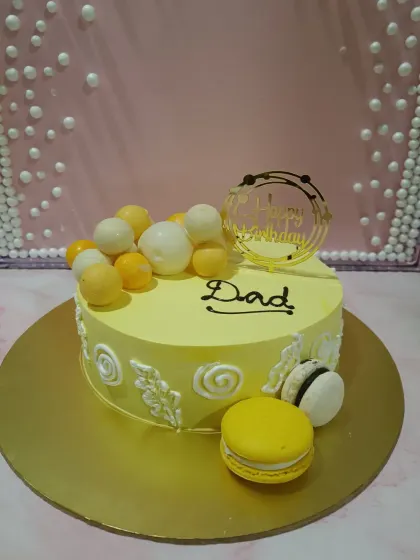 A special birthday cake for a dad, decorated with macarons and delicate white chocolate swirls. Even with a simple theme, I focus on elegance and delicious flavour.