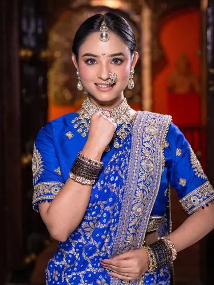 The confidence of a Navari bride. The makeup enhances her features with a clean base and defined eyes, letting her personality shine.