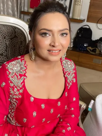 A close-up of her bronzed and glowing makeup, perfect for the festive occasion.