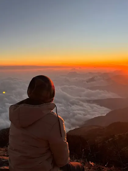 Your front-row seat to the best sunrise in the Himalayas. This is the kind of soul-stirring view that makes waking up before dawn completely worth it on the Sandakphu trek.