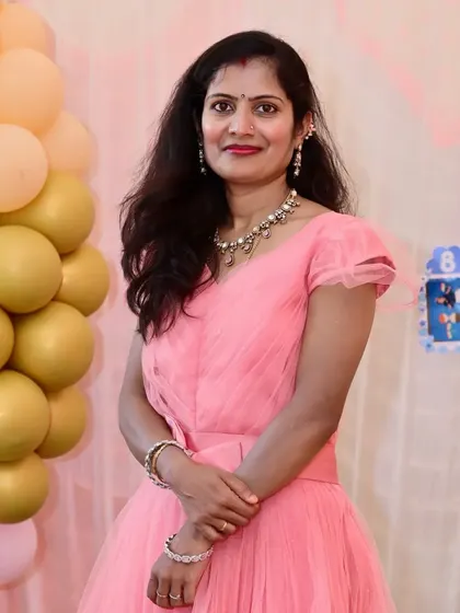 Another shot of the client in the simple Polki set. It's a versatile piece that works well for birthdays, anniversaries, or as a wedding guest.