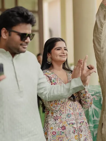 The bride and her family dancing and enjoying the tropical-themed Mehndi celebration.
