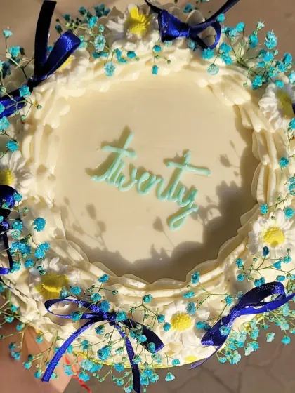 I love this blue vintage-style cake. The design is decorated with blue baby's breath and delicate ribbons, giving it a charming and nostalgic feel.