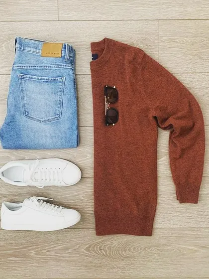 For a more relaxed but still put-together date night look, a simple sweater in a warm color paired with jeans and sneakers is a great choice. It's comfortable, approachable, and stylish.