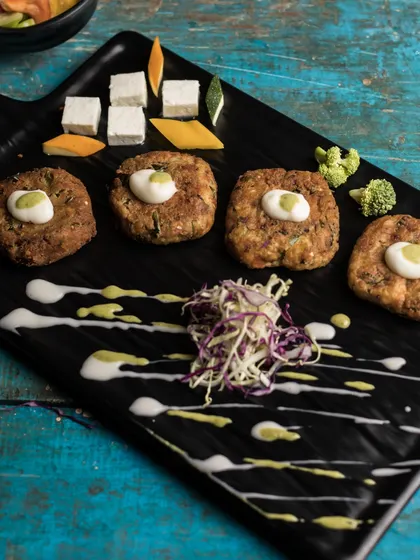 Perfectly seasoned, perfectly served. Our Italian Tikki is a fusion creation that combines Indian spices with Italian herbs, served with a creamy dip.