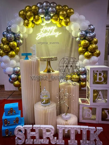 A classic and elegant birthday setup with a gold, silver, and white balloon ring arch. This versatile design is perfect for first birthdays and milestone celebrations.