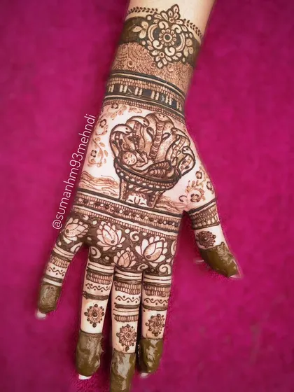 A special design for Krishna Janmashtami, featuring Bala Krishna (baby Krishna) in a basket. This thematic henna is a beautiful way to celebrate the birth of Lord Krishna.