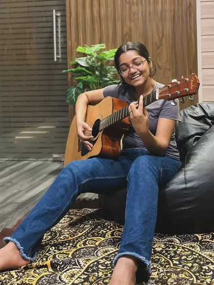 Find your comfort zone and your creative spark. This is what our jam sessions look like: relaxed, inspiring, and all about the music. Here, a student enjoys a moment of musical flow on the acoustic guitar.
