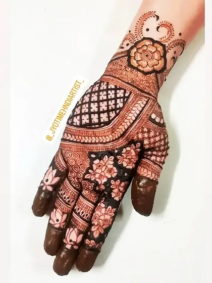A simple and elegant design for a sider, featuring a mix of floral and geometric patterns with full finger coverage.