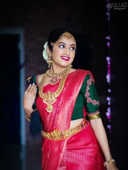 This shot captures the full traditional look, from the elegant saree to the perfectly matched antique jewellery.