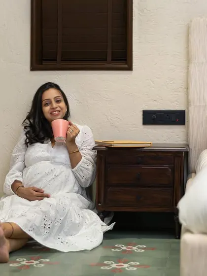 I believe the most authentic moments happen at home. Here, a mother-to-be finds a quiet corner for herself, a cup of tea in hand, simply soaking in the peace before her baby arrives. This is what my at-home maternity sessions are all about.