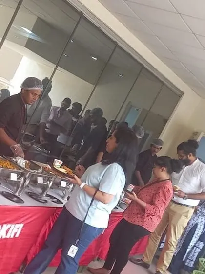 We ensure a smooth and orderly service flow, even during the busiest lunch hours. Our staff is trained to manage queues efficiently, allowing guests at this IQVIA corporate event to enjoy their meal without delay.