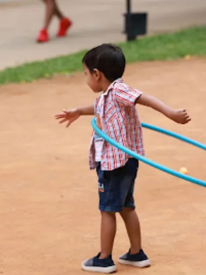 Movement for the little ones should be pure fun. This little one is learning coordination and rhythm with a hula hoop, a simple and joyful activity that builds core awareness and balance.