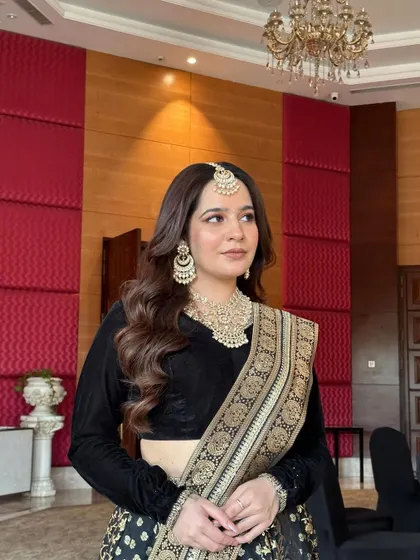 A client looking elegant in a black and gold saree, paired with our beautiful uncut diamond necklace set. A timeless and sophisticated choice.