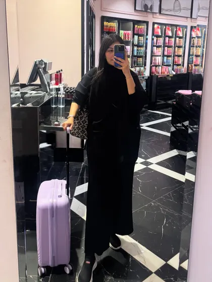 A quick mirror selfie at the airport. Even my travel day outfits are planned to be comfortable and put-together.
