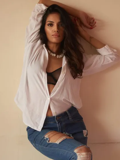 A simple and stunning photoshoot look. I created a natural glam with a focus on bronzed, glowing skin and tousled hair for an effortlessly chic "no-makeup" makeup style.