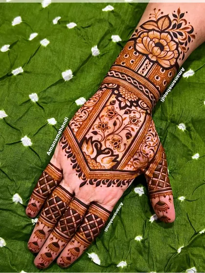 A lovely back-of-hand design with a central motif of swans. The surrounding floral patterns and jhumkas on the fingers create a delicate and feminine look.