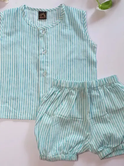 For the littlest members of our tribe, I created this simple jhabla and bloomer set. Made from pure, breathable cotton with a classic stripe, it’s a perfect everyday outfit that keeps babies cool and comfortable.