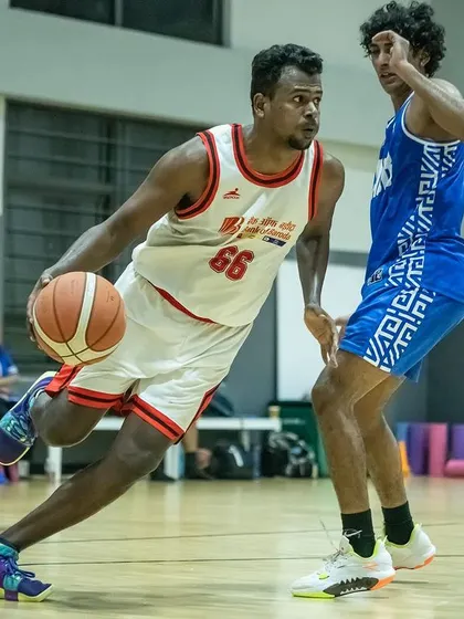 A Bank of Baroda player making a move to the basket.