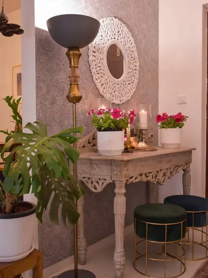 A final throwback shot of this lovely foyer arrangement. It’s a reminder that good design is timeless.